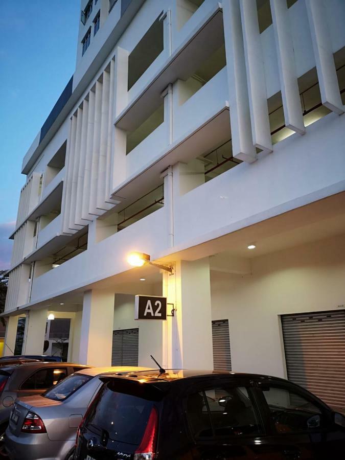 Meridin Bayvue Serviced Apt Kampong Kuala Masai Esterno foto