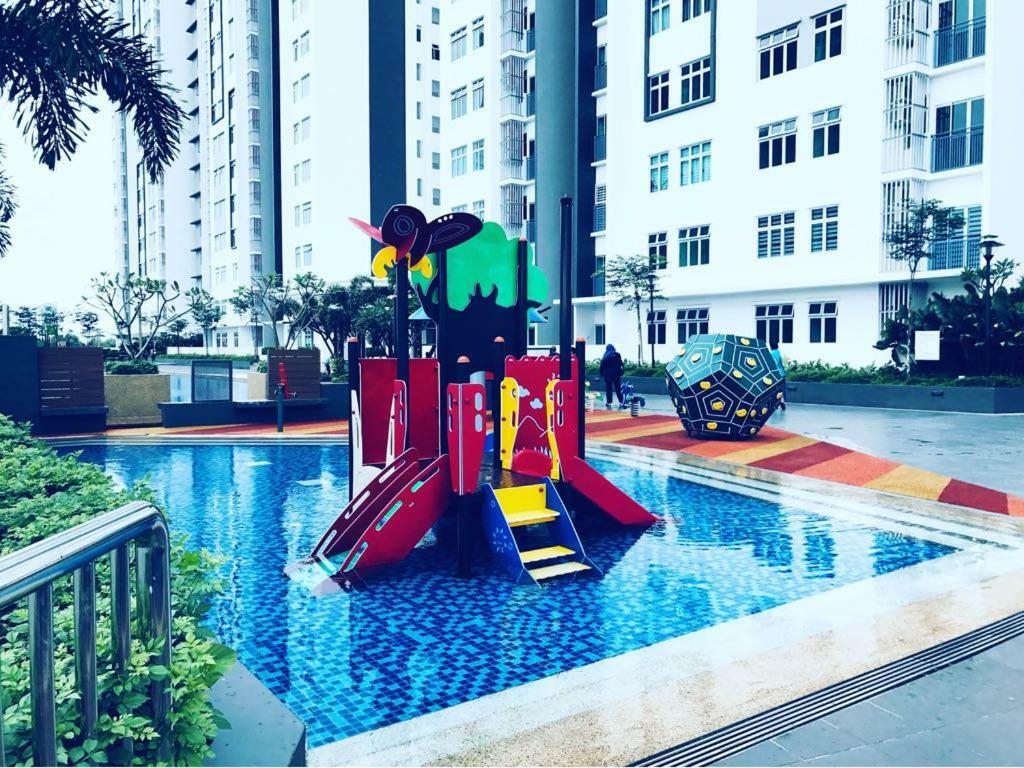 Meridin Bayvue Serviced Apt Kampong Kuala Masai Esterno foto