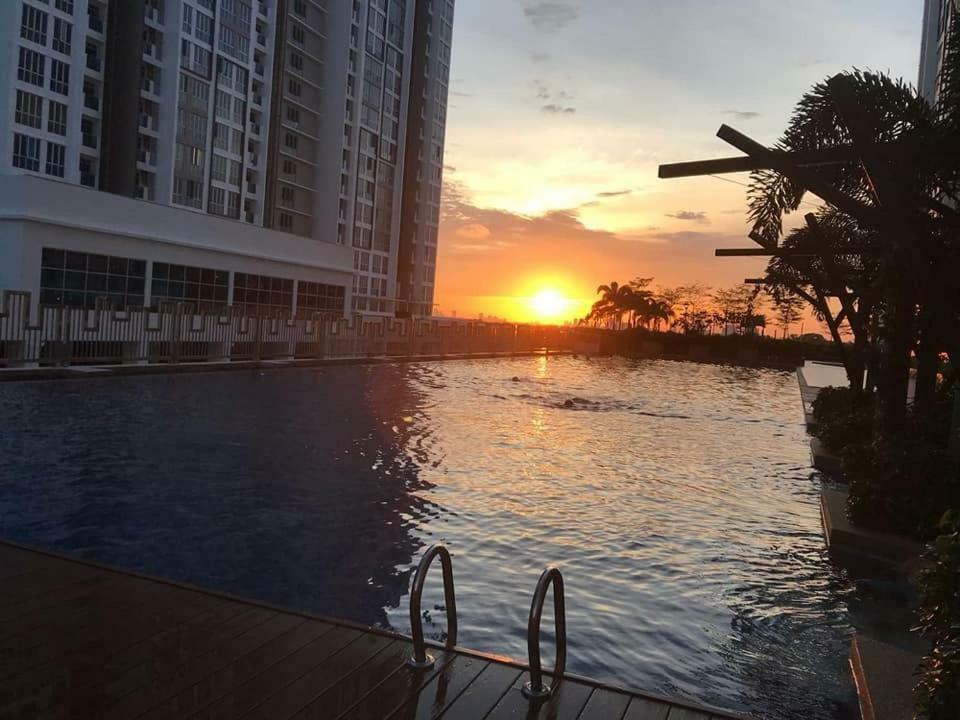 Meridin Bayvue Serviced Apt Kampong Kuala Masai Esterno foto