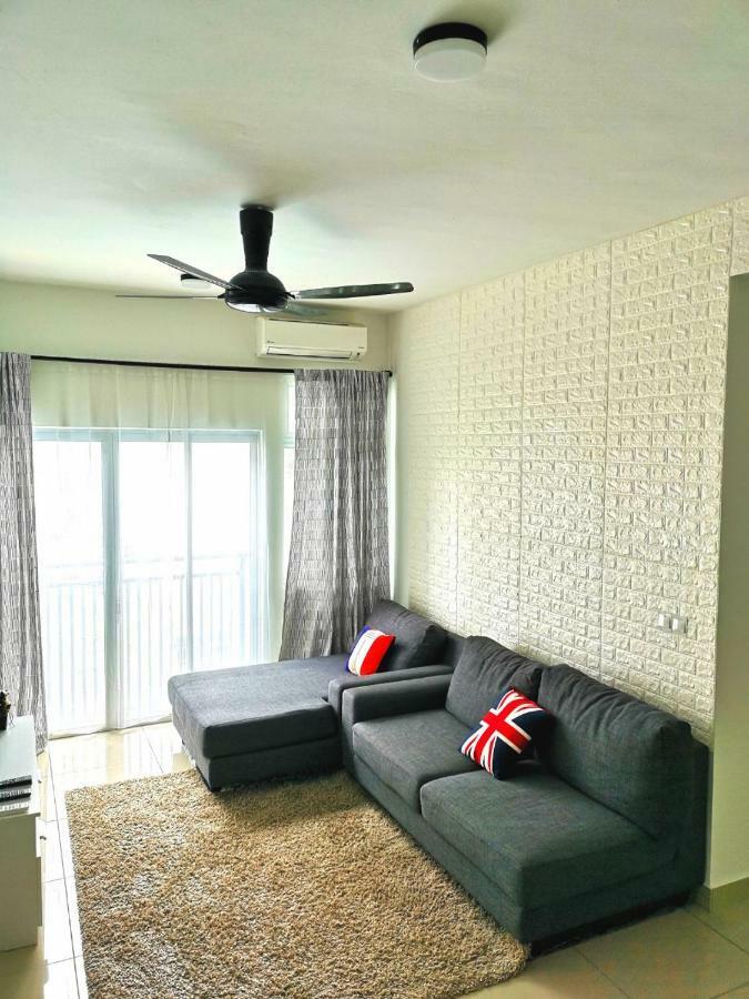 Meridin Bayvue Serviced Apt Kampong Kuala Masai Esterno foto